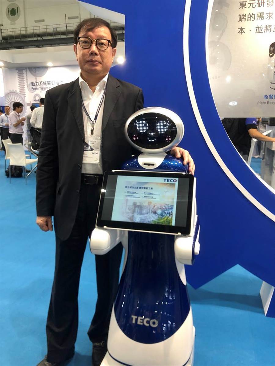東元電機(jī)新開發(fā)導(dǎo)覽機(jī)器人今首度曝光，負(fù)責(zé)全桉的東元協(xié)理林勝泉。圖／沉美幸